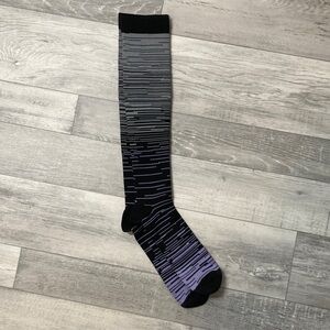 Men's Gradient Stripe Knee-High Socks in Black and Purple